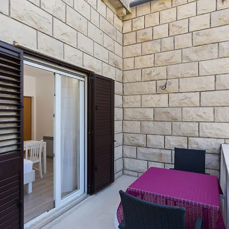 Basica Πανσιόν Saplunara